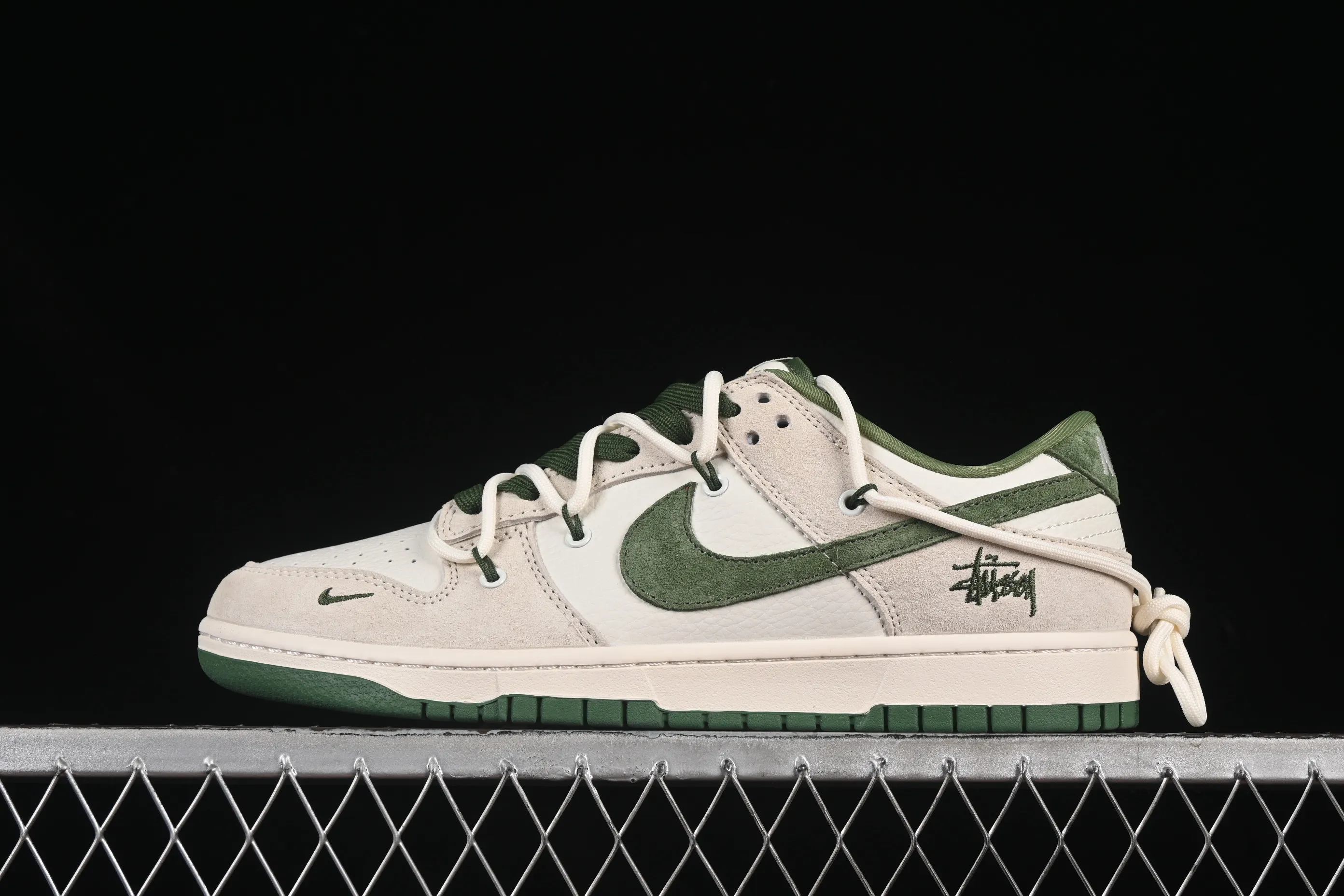 All Categories Nk SB Dunk Series Nk SB Dunk Low High-end Customized Low-top Shoes Nike SB Dunk Low Stusi Series Strap Pig Eight Green Hook Anniversary High-end Customized Low-top Casual Shoes DM6868-094